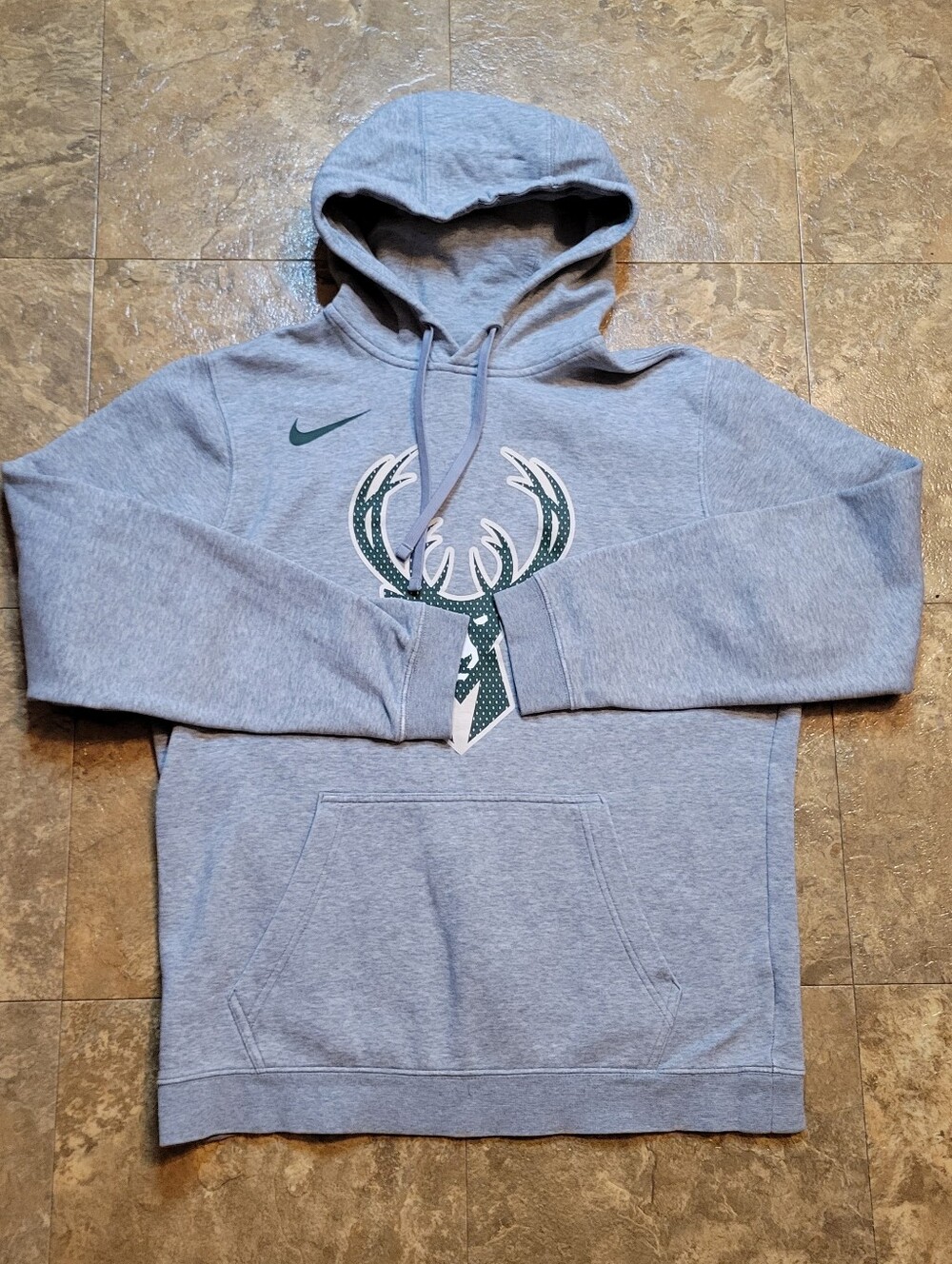 Nike Milwaukee Bucks Hoodie Mens Medium Gray Long Sleeve Pullover NBA Athleisure